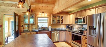4 Mi to Mount Snow: West Dover Cabin w/ Game Room