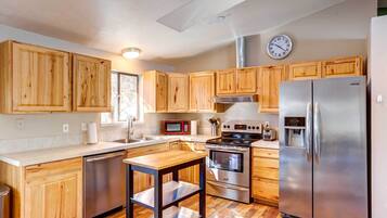 House (3 Bedrooms) | Private kitchen | Microwave, oven, stovetop, dishwasher