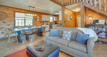 Central Sevierville Cabin w/ Hot Tub & Views!