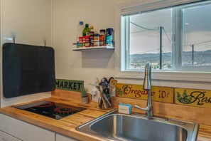 電子レンジ、ハイチェア、ミキサー、調理器具と食器