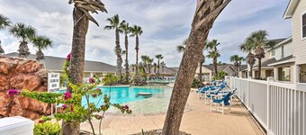 Sunny Townhome w/ Pool Access ~ 1 Mi to Beach