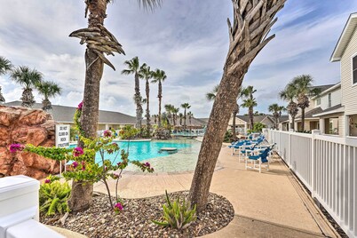 Sunny Townhome w/ Pool Access ~ 1 Mi to Beach
