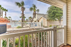 Interior - Sunny Townhome w/ Pool Access ~ 1 Mi to Beach (Corpus Christi)