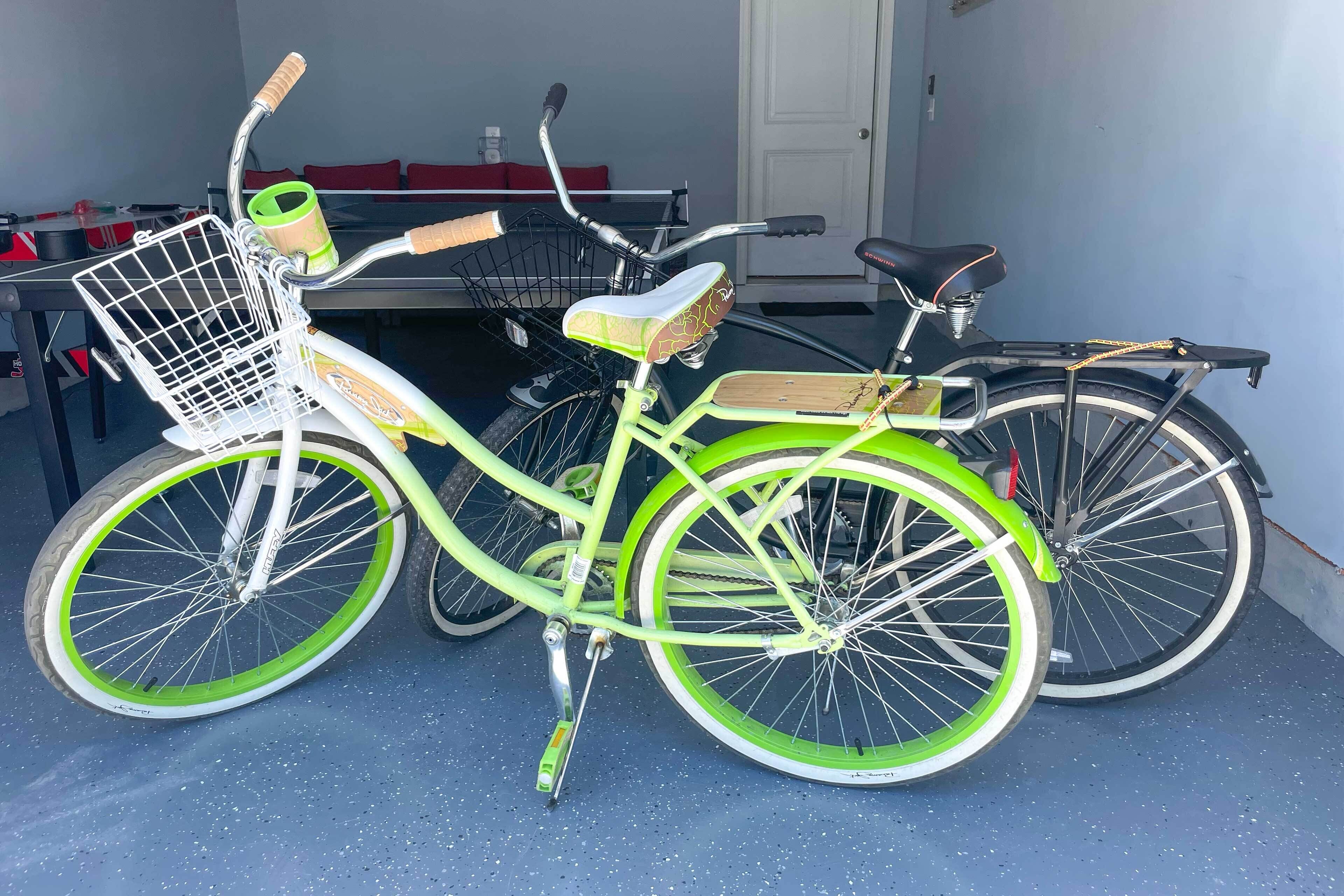 Una bicicleta con canasta y asiento, estacionada en el interior.