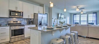 Sunny End-unit Townhomesteps to Resort Amenities!