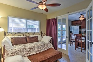 3 dormitorios, tabla de planchar con plancha, ropa de cama