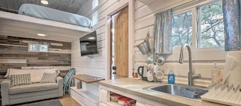 Unique Stay: 'tiny Everest' San Antonio Home!