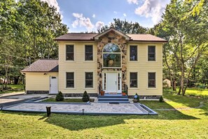 Interior - Game Room & Yard: Family Paradise in Pocono Summit (Pocono Summit)