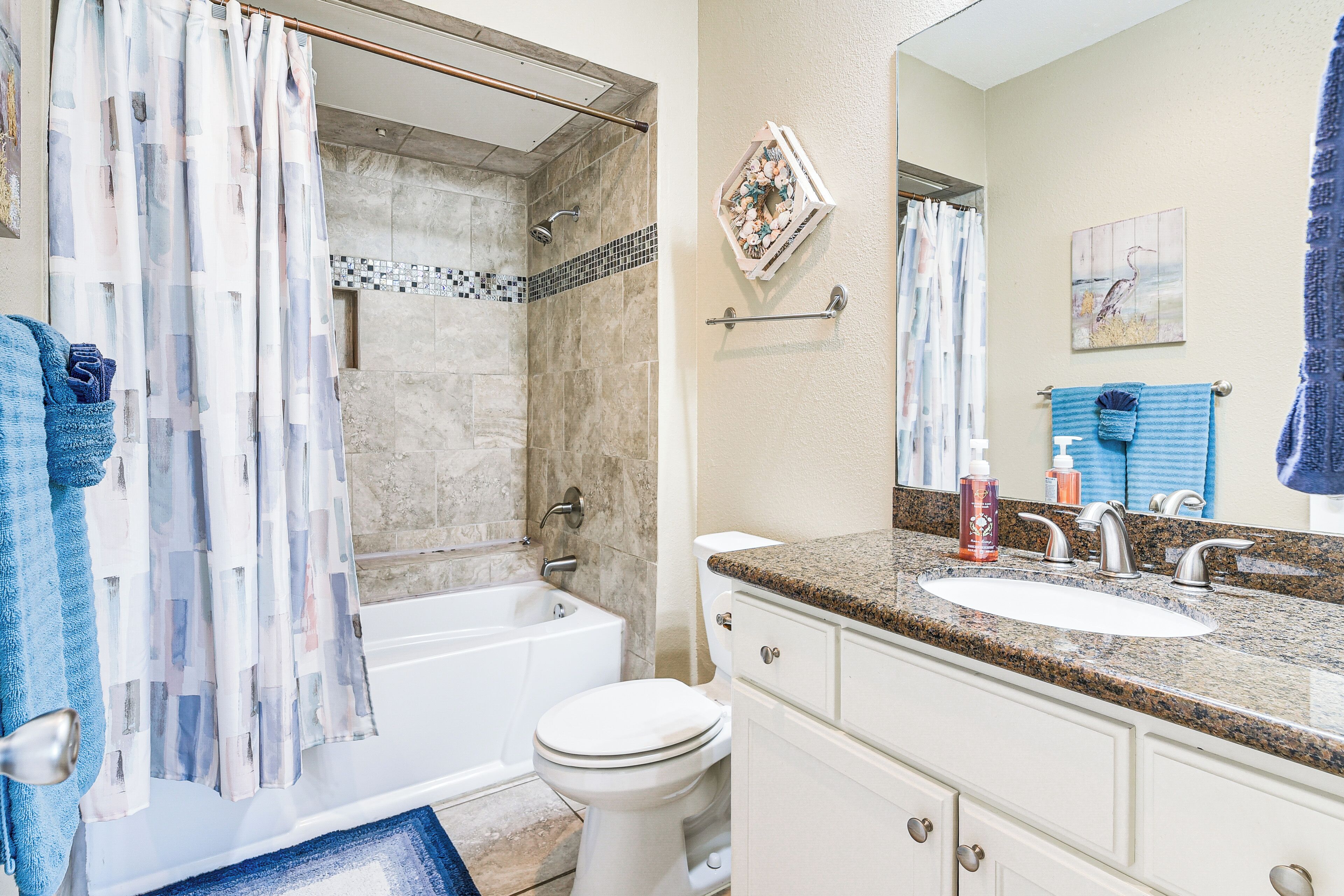 Une salle de bain avec une baignoire, des toilettes et un lavabo.