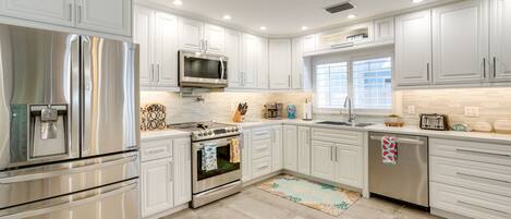 House (3 Bedrooms) | Private kitchen | Microwave, oven, stovetop, dishwasher