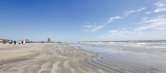 Bright Texas Retreat Near Pleasure Pier & Beach!