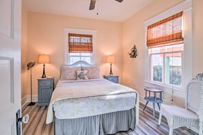 House (2 Bedrooms) | Interior - Walk to Pleasure Pier! 'rose's Beach House' (Galveston)