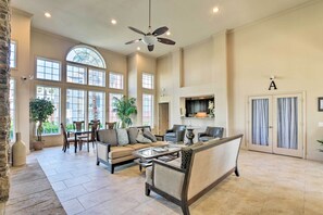 Apartment (1 Bedroom) | Interior - Steps to Beach & Seawall! Galveston Condo w/ Pool (Galveston)