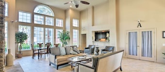 Walk to Beach & Seawall: Condo in Galveston!