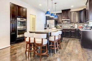 House (5 Bedrooms) | Interior