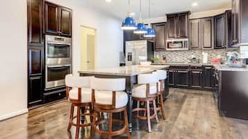 House (5 Bedrooms) | Interior