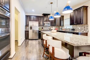 House (5 Bedrooms) | Interior