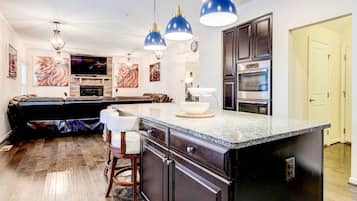 House (5 Bedrooms) | Interior