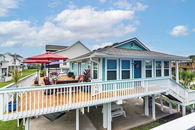 Colorful Beachside Oasis! Galveston Family Home