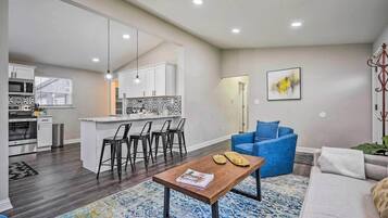 House (3 Bedrooms) | Interior