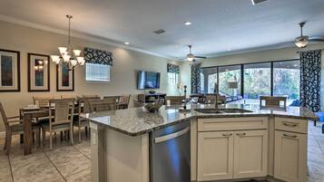 House (5 Bedrooms) | Interior