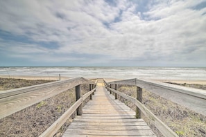 Apartment (2 Bedrooms) | Interior - Oceanfront Texas Condo w/ Pool: Pets Stay Free (Port Aransas)