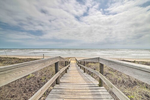 Oceanfront Texas Condo w/ Pool: Pets Stay Free