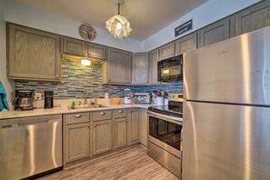 Apartment (2 Bedrooms) | Interior - Oceanfront Texas Condo w/ Pool: Pets Stay Free (Port Aransas)