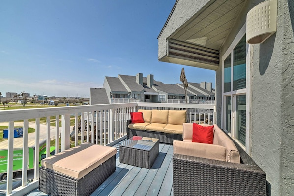 Apartment (2 Bedrooms) | Interior - Oceanfront Texas Condo w/ Pool: Pets Stay Free (Port Aransas)