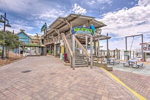 Outdoor dining - Destin Condo w/ Pool Access < 1 Mi to the Beach! (Destin)