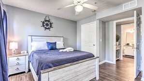 Room - Destin Condo w/ Pool Access < 1 Mi to the Beach! (Destin)