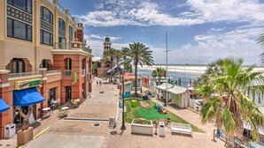 Property grounds - Destin Condo w/ Pool Access < 1 Mi to the Beach! (Destin)