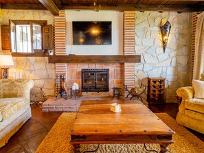 Een televisie en een open haard