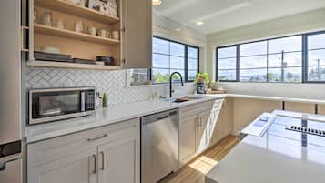 Apartment (1 Bedroom) | Private kitchen | High chair, paper towels