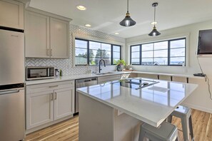 Apartment (1 Bedroom) | Private kitchen | Highchair, paper towels - 'ruston Retreat' - Mod Home w/ Rooftop Deck! (Tacoma)