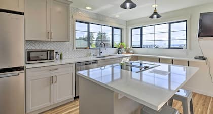 'ruston Retreat' - Mod Home w/ Rooftop Deck!