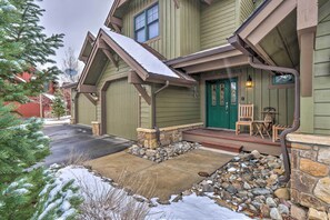 Apartment (3 Bedrooms) | Front of property