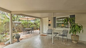 A covered patio with outdoor furniture, a potted plant, and a view of the backyard. - Orlando Vacation Rental < 2 Miles to Lake Ivanhoe! (Orlando)