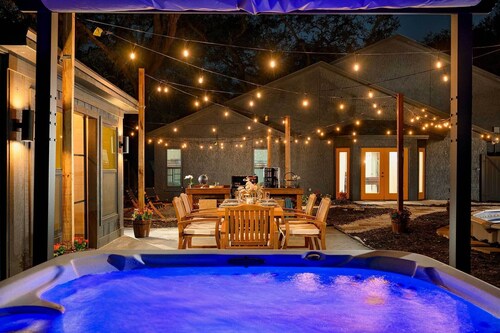 Private Pools & Hot Tubs: Luxe Brandon Oasis!