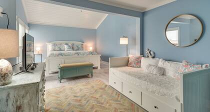 Poolside Madeira Beach Abode w/ Balcony!