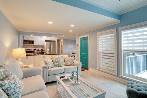 Sip, Sunbathe & Relax Poolside: Madeira Beach Gem!