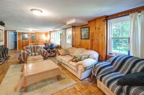 Bethesda Apartment + Yard ~ 9 Mi to D.C