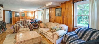 Bethesda Apartment + Yard ~ 9 Mi to D.C