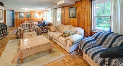 Bethesda Apartment + Yard ~ 9 Mi to D.C