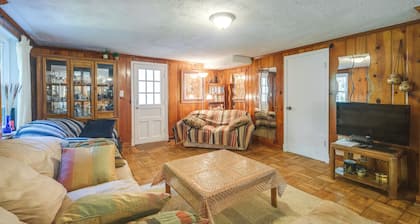 Bethesda Apartment + Yard ~ 9 Mi to D.C