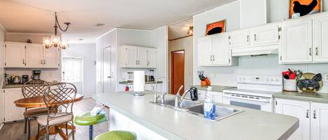 House (3 Bedrooms) | Private kitchen | Microwave, oven, stovetop, dishwasher