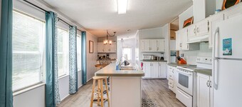 5 Mi to Homosassa Springs Park: Home w/ Yard!