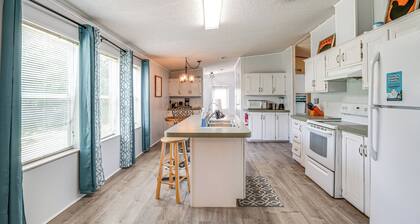 5 Mi to Homosassa Springs Park: Home w/ Yard!