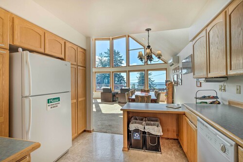 Bay City Home w/ Gorgeous Bay Views From Deck