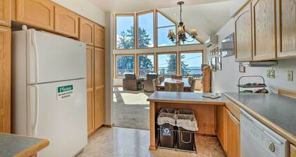 Bay City Home w/ Gorgeous Bay Views From Deck